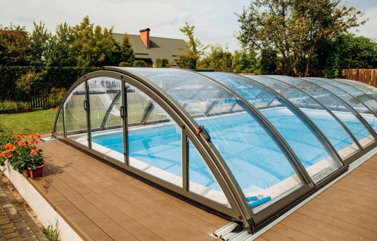 Réparation d'abri de piscine à Monts : solutions expertes et durables