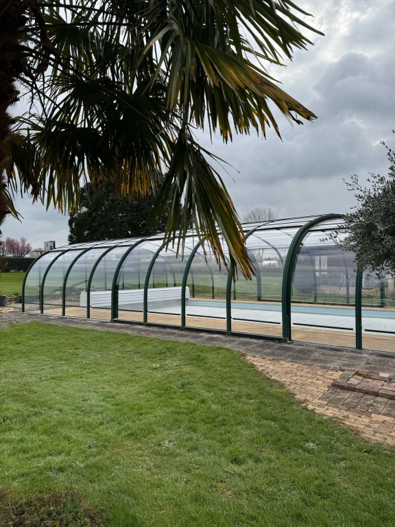 Réparation d'abri de piscine : solutions expertes et durables