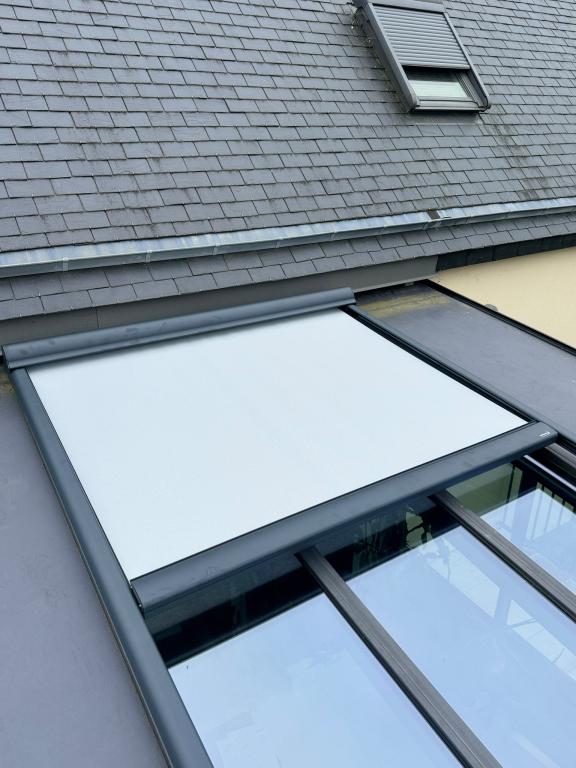 Pose de stores de véranda – Confort thermique et protection solaire